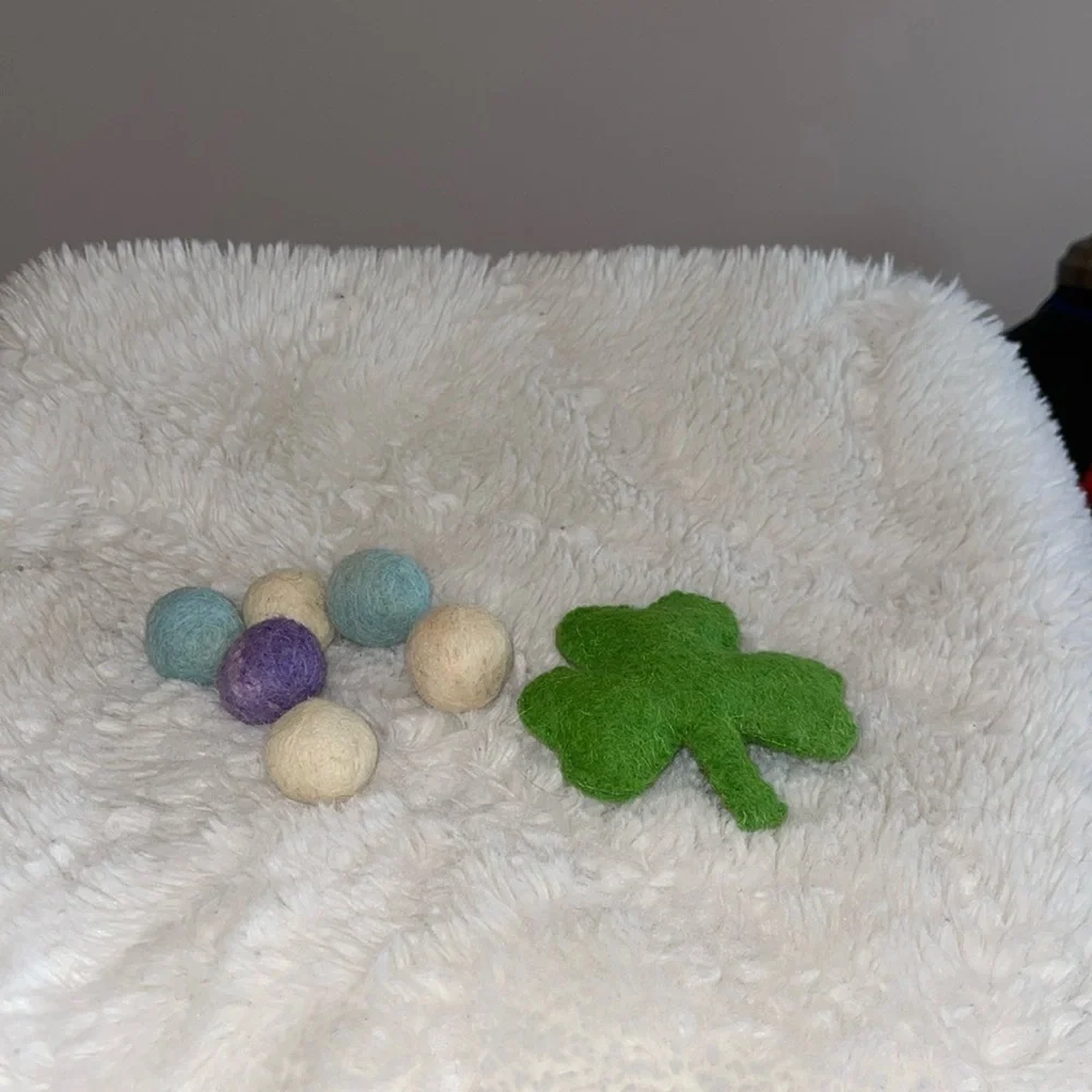 Cat felt any day toys 6 felt balls and one clover Great for fetch ,